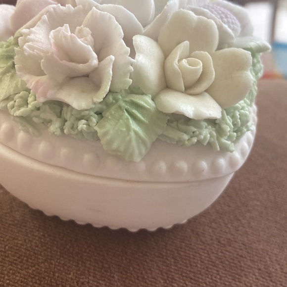 Bisque numbered floral box. Bisque flowers styled like Capodimonte. - Picture 3 of 10